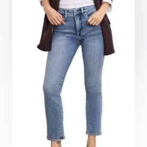 NWT: GOOD AMERICAN JEANS W/SLIT AT THE BOTTOM OF JEANS CUFF.